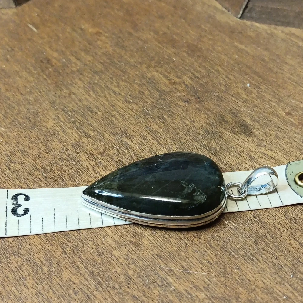 Elegant Silver Pendant with Iridescent Stone - Picture 4 of 6